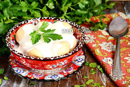 Фото рецепта Запечённые пельмени под йогуртовым соусом