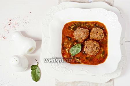 Фото рецепта Суп с мясными фрикадельками, нутом и шпинатом