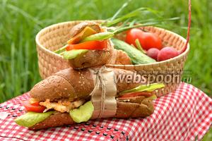 Фото рецепта Сэндвич с курицей, сыром и помидорами