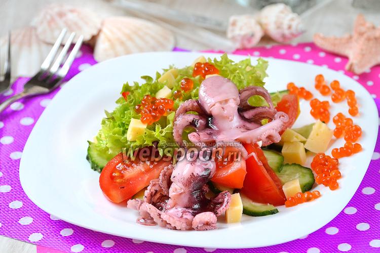 Фото Праздничный салат с осьминогами и икрой