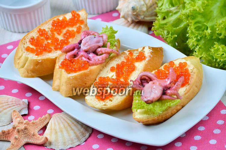 Фото Бутерброды с осьминогами и красной икрой