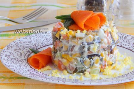 Фото рецепта Салат с ламинарией, морковью, огурцом и кукурузой