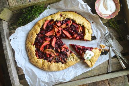 Фото рецепта Кростата с вишней и яблоками