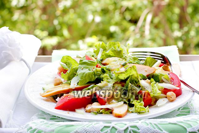 Фото Салат с копчёной курицей, горохом нут в горчично-чесночной заправке