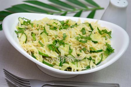 Фото рецепта Тёплый салат из пасты ризони и цуккини