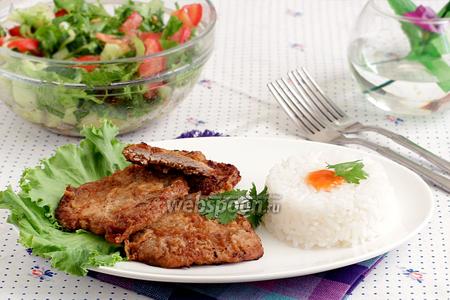 Салат с мясом, солёными огурцами и горошком