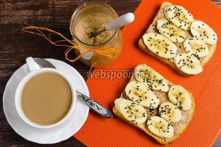 Фото рецепта Тосты с миндальным маслом и бананом