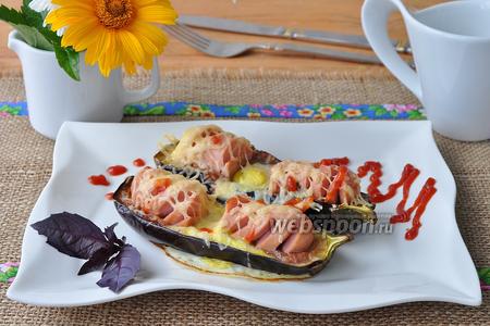 Фото рецепта Запечённые баклажаны с сосисками и перепелиными яйцами