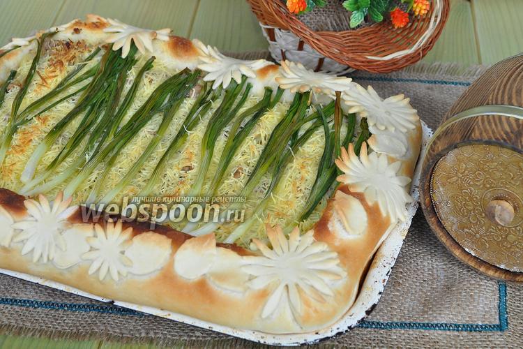 Фото Открытый пирог с картофелем, фаршем, зелёным луком и сыром