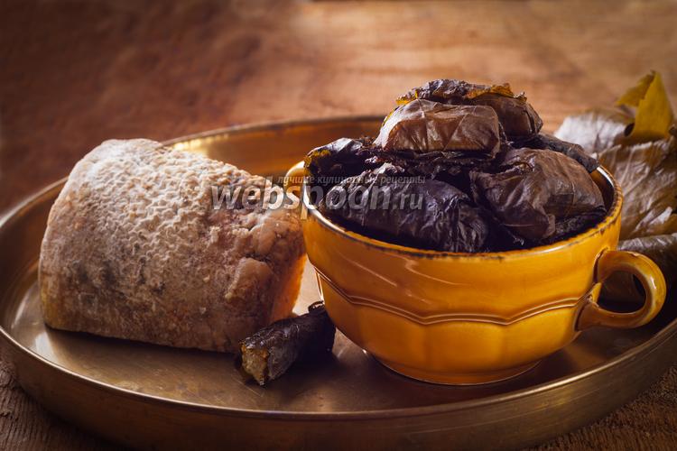 Фото Сыр запечённый в духовке с виноградными листьями