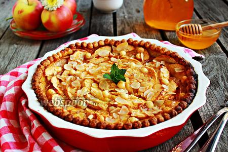 Фото рецепта Яблочный пирог с медовой заливкой