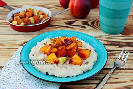 Фото рецепта Рисовая каша с фруктами в карамельном соусе