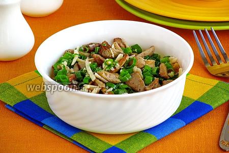 Фото рецепта Салат из сыроежек с сыром и зелёным луком