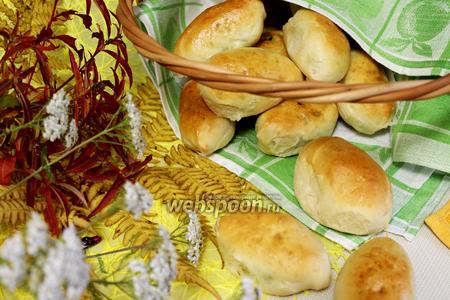 Фото рецепта Пирожки дрожжевые с лисичками и зелёным луком