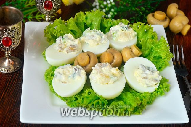 Фото Яйца фаршированные ананасами, грибами и огурцами
