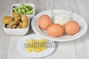 Для приготовления фаршированных яиц вам понадобится майонез, яйца куриные, шампиньоны маринованные, ананасы, и огурцы.