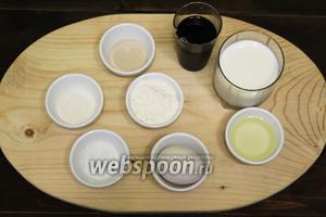Для приготовления нам понадобятся такие продукты: молоко, рассол оливковый, мука пшеничная, дрожжи сухие, сахар, соль, масло оливковое со специями.