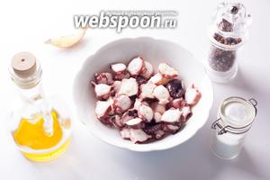 Извлечённого из кастрюли осьминога режем на шайбочки толщиной 0,5-1 см, пока он горячий. Сразу приправляем его лимонным соком, оливковым маслом, свежемолотым перцем и шепоткой соли (нужна не осьминогу, но маринаду). Перемешиваем и начинаем резать овощи.
