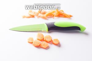 Морковку чистим и режем шайбочками по 5 мм. Сразу забрасываем к ещё тёплому осьминогу в маринад!