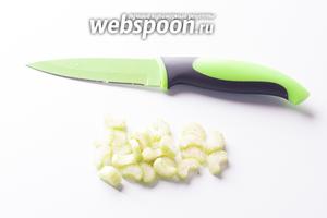 Стебель сельдерея режем... как придётся. Можно и шайбочками, широкими или узкими, можно и «лучиками» вдоль, встречала на Сицилии оба варианта.