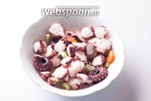 Смешиваем сельдерей с морковью, осьминогом и маринадом, оставляем это дело в покое, пока оно не остынет. Встречала и сервировку этого салата в тёплом виде — она более характерна для мягких кусочков осьминога. Мне больше всего понравилась холодная, можно, наверное, даже специально в холодильнике подержать.
