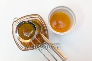 Абрисоковый джем процедим через сито, чтобы крупные кусочки остались, а джема без кусочков и мякоти получилось 1 - 1,5 ст.л. На фото он в белой мисочке. Отставим его в сторону. Он понадобится нам, чтобы смазать готовый пирог.