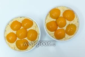 Выкладываем его в форму, смазанную маслом и присыпанную мукой. В моём случае это 2 вот такие формы, каждая по 12 см в диаметре и 2 маленькие формы для кексов. Либо это может быть одна форма, 18-20 см в диаметре. На тесто выкладываем абрикосы, чуть вдавливая их в тесто. Выпекаем в разогретой до 170°С духовке 50 минут. Проверка на сухую лучину обязательна.