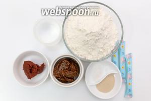 Для приготовления нам понадобятся томатная паста, мука, вода, вяленые помидоры, сахар, дрожжи, соль, масло подсолнечное.