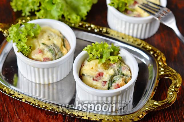 Фото Порционный омлет с тархуном, горошком и колбасой