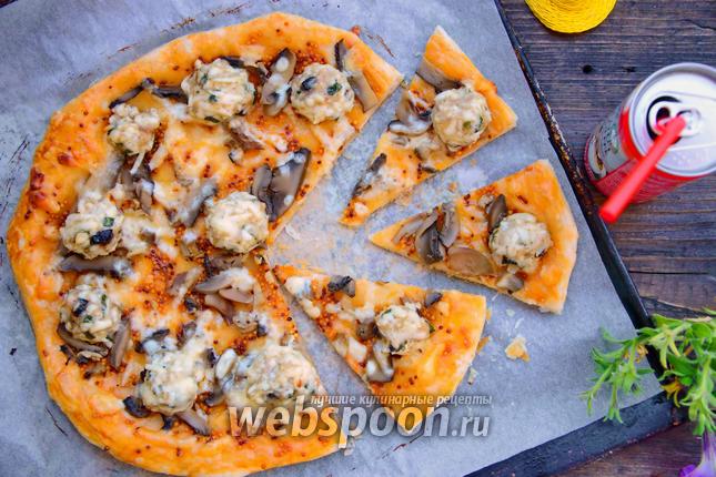 Фото Пицца с особым куриным фаршем и шампиньонами