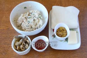 Для приготовления нам понадобится куриный фарш, консервированные шампиньоны, кетчуп, дижонская горчица, дрожжевое тесто.