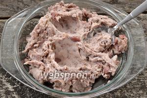 Фасоль измельчить с помощью мясорубки или толкушки. Выходит достаточно интересно, когда в однородной фасолевой массе будут попадаться небольшие кусочки фасоли.