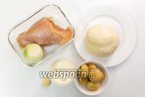 Для приготовления нам понадобятся: куриное филе, лук, чеснок, сливки, соль, смесь перцев, тесто , кориандр, грибы (у меня маринованные).