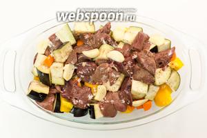 Выкладываем нарезанные овощи и печень в форму, в которой будем запекать. Запекаем в духовке при температуре 200°C 20-25 минут.