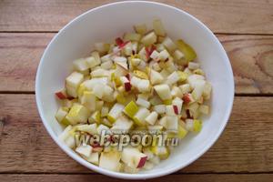 Для начинки мы используем измельчённые яблоки и груши. Шкурку с фруктов я не снимала. Удалила только кочан и нарезала на мелкие кубики.
