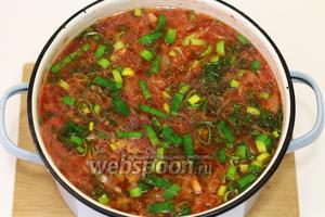 Когда все овощи готовы, приправляем по вкусу солью, молотым душистым перцем. Добавляем нарезанный укроп, зелёные перья лука-порея, острый перец, лавровый лист. Доводим до кипения, кипятим около минуты и выключаем. Борщ с зелёным горошком готов. Наливаем в обеденные тарелочки и подаём со сметанкой. Готовьте с удовольствием и приятного вам аппетита!
