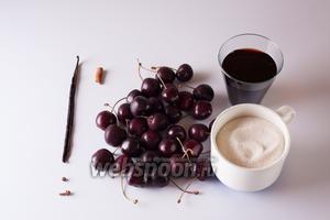 При приготовлении этого соуса можно использовать как вишню, так и черешню. В целом стручке ванили необходимости нет, семечки можно пустить на выпечку, оболочки будет вполне достаточно. Красный винный уксус можно заменить на смесь терпкого красного вина с укусусной эссенцией или на Brandtweinessig (в России его, вроде, нет, пишу для немецкоговорящих). Очень интересный эффект даёт изменение состава приправ: если положить больше перца, то соус станет, скорее, соусом для дичи, а увеличение количества корицы переведёт его ближе к десертным.