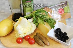 Для приготовления салата взять сочный кочанный салат, корнишоны (у меня розовые по рецепту огурцы маринованные со свёклой ), маслины, черри, Пармезан, лимонный сок, соевый соус, оливковое масло, петрушку.