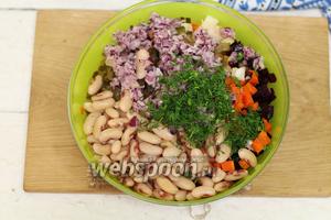 Лук фиолетовый очищаем от шелухи и небольшими кусочками. Я его измельчила в блендере. Укроп промоем и обсушим, нарезаем мелко. Добавляем в салатную посуду. Все ингредиенты хорошо перемешиваем. По вкусу добавляем соль и перец чёрный молотый. Сбрызгиваем лимонным соком, и заправляем ароматным оливковым маслом. Ещё разочек перемешиваем.