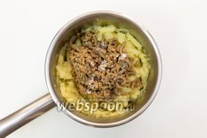Печень пропустим через мясорубку. Добавим в картофельное пюре. Если необходимо, солим. Перчим.