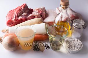 Мясной соус состоит из двух групп основных компонентов: это всякое низкосортное (и богатое желатином) мясо и придающие соусу аромат овощи. И то, и другое, в принципе, может быть любым, какое вам под руку попадётся, в любых соотношениях. Голяшки, кожа, жилистое мясо, всякие костлявые остатки куриных тушек — в дело можно пустить ВСЁ, абсолютно всё. То же и относительно овощей: лук, порей, морковка, сельдерей, пастернак. Если кто-то любит чеснок, то можно и чеснок. Вино я брала белое, но это тоже не принципиально: взяла бы красное, получился бы соус с другим названием, только и всего. Взяла бы воду — получился бы соус демиглас. Травы-приправы тоже произвольные, кому что нравится. Количество соли зависит от степени солёности мясного бульона и желательной конечной консистенции соуса.
