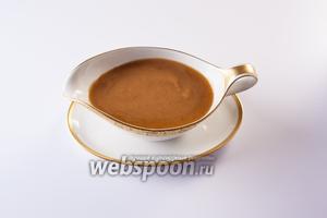 Вот так выглядит мясной соус в готовом виде (выход готового продукта из данного рецепта — около 1 литра). Его можно употреблять сразу — а можно разлить по банкам и поставить в холодильник, и разогревать по мере надобности. Храниться в холодильнике такой соус может до двух недель. При низкой температуре он имеет консистенцию манной каши, при разогреве приобретает ту консистенцию, до которой мы его довели на шаге 11.