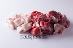 Перед началом приготовления мясного соуса ставим духовку на разогрев на температуру 230ºC.
То мясо, которое поддаётся нарезке, режем крупными кусками. Если используются мозговые кости, то их можно расщепить.