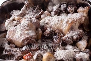 Посыпаем слегка покоричневевшие мясо с овощами мукой, перемешиваем всё, и оставляем в духовке ещё на 5 минут — если нам нужен соус совсем бледного цвета, на 10 минут — для карамельного (как у меня), и 15-20 — для густого коричневого. Это мы создаем «ру» — «завариваем» муку в жире. Доведи мы цвет до темно-коричневого, готовый соус из точно такого же состава компонентов назывался бы «эспаньоль» или «коричневый».