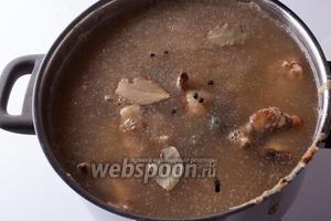 Духовочная часть приготовления соуса закончена. Клейкую массу из мяса и овощей переваливаем в большую кастрюлю и заливаем мясным бульоном. (Залили бы водой — был бы соус демиглас.) Всыпаем лавровый лист, тимьян и чёрный перец. СОЛИ ПОКА НЕ НАДО. Кастрюлю эту на самом слабом огне держим под не полностью прикрытой крышкой минимум 3, но лучше — 6 часов. (Под демиглас — сутки и больше). Мясной соус, можно сказать, родственник Студня из семейства Соусов.