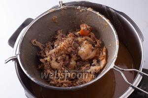По истечении варки отделяем жидкость от мяса и овощей с помощью металлического сита, помогая выделению сока ложкой или пестом. Кому жалко выбрасывать мясо — можно повыковыривать более-менее сохранившиеся кусочки. Е.И. Молоховец наверняка порекомендовала бы отдать остатки от приготовления этого соуса слугам. У нас слуг нет, мы с мужем за милую душу и сами поели, мяско МЯГЧАЙШЕЕ! Если готовый соус предполагается подавать особо взыскательным гостям, то жидкую фракцию на этом шаге можно по второму кругу пропустить через волосяное сито. Оно отсевает всякие мелкие включения, делая соус абсолютно гомогенным. Я не делала.