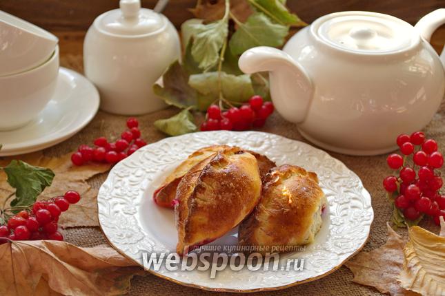 Фото Дрожжевые пирожки с вишней