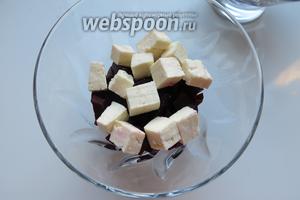Сыр нарезаем кубиками и кладём на свёклу.