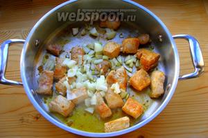 Добавляем к мясу мелко нарезанный лук. Готовим 2-3 минуты на среднем огне, постоянно помешивая.