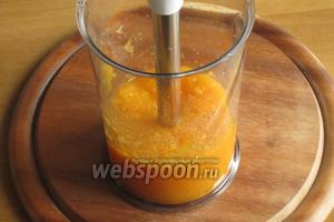 Тыкву нарезать небольшими кусочками, завернуть в фольгу и запечь в разогретой до 180ºC духовке 35-40 минут до мягкости. Пюрировать блендером.